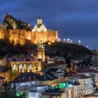 Cetatea Narikala, fondată în secolul al IV-lea, a apărat Tbilisi timp de secole sub dominație persană și arabă, devenind un simbol istoric al orașului.