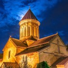 Catedrala Sioni, capodoperă a Epocii de Aur georgiene, îmbină o bazilică cu cupolă și linii austere din tuf cald, simbol al credinței și rezistenței.