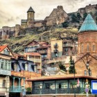 Orașul vechi din Tbilisi încântă prin casele din lemn și străzile istorice, iar Cetatea Narikala domină de sus ca străjer milenar al orașului.