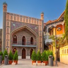 Clădirea de intrare a băilor sulfuroase din Tbilisi impresionează prin mozaicuri orientale, arcade decorate și culori vibrante, simbol istoric al cartierului Abanotubani.