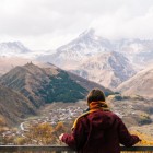 De la punctul panoramic Gudauri se deschide priveliștea asupra munților măreți ai Caucazului: un peisaj spectaculos cu văi adânci, sate alpine și vârfuri acoperite de zăpadă.