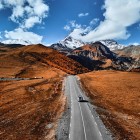 Drum panoramic spre mărețul Munte Kazbek, a treia cea mai înaltă culme din Georgia, în Marele Caucaz. Sosire la Stepantsminda și la spectaculoasa Biserică Gergeti, în peisaje impresionante.