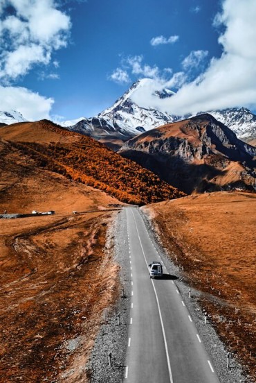 Drum panoramic spre mărețul Munte Kazbek, a treia cea mai înaltă culme din Georgia, în Marele Caucaz. Sosire la Stepantsminda și la spectaculoasa Biserică Gergeti, în peisaje impresionante.
