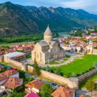 Mtskheta, vechea capitală a Georgiei și important centru religios al țării, găzduiește majestuoasa Catedrala Svetitskhoveli, sit UNESCO, între râuri și munții Caucaz.