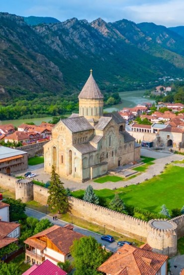 Mtskheta, vechea capitală a Georgiei și important centru religios al țării, găzduiește majestuoasa Catedrala Svetitskhoveli, sit UNESCO, între râuri și munții Caucaz.