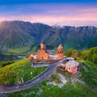 Biserica Sfânta Treime din Gergeti, datând din secolul al XIV-lea, se află la 2.170 m la poalele Muntelui Kazbek. Construită din piatră în stil georgian medieval, este un simbol iconic al Caucazului.