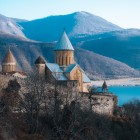 Fortăreața Ananuri, din secolul al XVII-lea, domină lacul Zhinvali. Fostă reședință a ducilor Aragvi, îmbină turnuri defensive cu biserici georgiene bogat decorate.