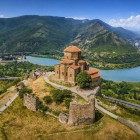 Biserica Jvari domină valea Mtskheta, unde râurile Aragvi și Kura se întâlnesc: o capodoperă a arhitecturii georgiene, înconjurată de coline verzi și peisaje ale Caucazului.