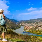 Vedere panoramică asupra orașului Mtskheta, vechea capitală a Georgiei, unde râurile Aragvi și Kura se întâlnesc între coline verzi și biserici istorice ce spun povestea milenară a țării.