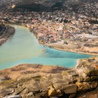 Vedere aeriană a orașului antic situat în valea unde se întâlnesc râurile Mtkvari (Kura) și Aragvi, printre platouri pitorești. Se remarcă impunătoarea Catedrala Svetitskhoveli din orașul Mtskheta, Georgia.