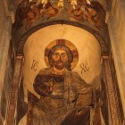 Mtskheta, Georgia. Prim-plan al imaginii lui Iisus Hristos pictată pe fresca de pe peretele interior al Catedralei Svetitskhoveli, unul dintre cele mai vechi și sacre locuri ale tradiției ortodoxe georgiene.