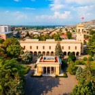 Vedere aeriană a Muzeului Stalin din Gori, orașul natal al liderului sovietic, cu clădirea monumentală înconjurată de grădini și peisajul urban al Georgiei centrale.