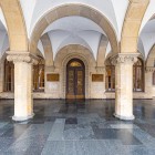 Intrarea cu arcade elegante și coloane a Muzeului Stalin din Gori, orașul natal al liderului sovietic, exemplu de arhitectură monumentală în inima Georgiei.