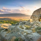 Orașul rupestru Uplistsikhe, veche așezare săpată în stâncă în Georgia, domină valea cu peșteri milenare și panorame spectaculoase asupra peisajelor Caucazului.