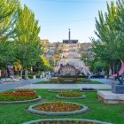 Complexul Cascade din Erevan cu grădini florale, sculpturi moderne și scări monumentale care urcă spre memorial, printre alei umbrite în inima capitalei Armeniei.