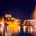 Fântânile muzicale și dansante din Piața Republicii din Erevan, iluminate de luminile orașului pe timp de noapte, oferind un spectaculos joc de apă, muzică și culori.