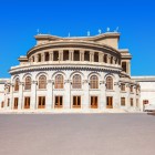 Teatrul de Operă și Balet Aram Khachaturian din Erevan, elegantă capodoperă arhitecturală și simbol cultural al capitalei Armeniei, într-o zi luminoasă.
