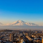 Priveliște panoramică la răsărit cu Muntele Ararat ridicându-se maiestuos deasupra cartierului Sebastia-Malatia din Erevan, Armenia, luminând orașul în culorile calde ale dimineții.