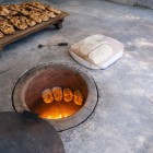 Prepararea tradiționalului lavash armenesc copt în cuptorul tonir: tehnică culinară veche și una dintre cele mai autentice experiențe ale gastronomiei armene.