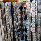 Bijuterii artizanale la piața Vernissage din Erevan, cu coliere și accesorii tradiționale din metal, detalii rafinate și stil autentic armenesc.