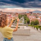 Panoramă urbană a Erevanului cu vedere la Muntele Ararat și complexul Cascade, îmbinând arhitectura, natura și principalele atracții turistice ale orașului.