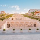 Scara Cascade din Erevan dimineața, simbol iconic al Armeniei cu vedere panoramică asupra orașului, îmbinând artă, arhitectură și atracții turistice.