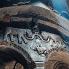 Detalii sculptate în Mănăstirea Geghard din Armenia, cu motive simbolice și decorațiuni medievale: un exemplu unic de artă rupestră printre comorile UNESCO din Caucaz.