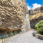 Coloanele de bazalt „Symphony of Stones” din defileul Garni, de-a lungul râului Azat, Armenia: formațiune naturală spectaculoasă și una dintre cele mai iconice atracții din Caucaz.