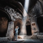 Interiorul Mănăstirii Geghard din Armenia, complex rupestru UNESCO cu efecte spectaculoase de lumină: unul dintre cele mai fascinante locuri spirituale și istorice din Caucaz.