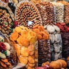 Piața GUM din Erevan, bazar istoric și animat lângă Tashir Center, din epoca sovietică, astăzi una dintre cele mai autentice atracții ale capitalei Armeniei.