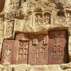 Khachkar sculptate în stâncă la Mănăstirea Geghard din Armenia: cruci din piatră simbol al credinței și artei, printre cele mai valoroase expresii ale patrimoniului armean.