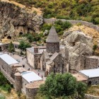 Mănăstirea Geghard din Armenia, patrimoniu UNESCO săpat în stâncă: complex medieval impresionant, înconjurat de munți, simbol al spiritualității armene.