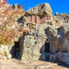 Mănăstirea Geghard din Armenia, patrimoniu UNESCO, renumită pentru Sfânta Lance: un complex rupestru impresionant, printre cele mai importante simboluri religioase din Caucaz.