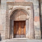 Portalul decorat al Mănăstirii Geghard din Armenia, bogat în sculpturi și detalii medievale: exemplu remarcabil de artă sacră, printre cele mai iconice situri UNESCO din Caucaz.