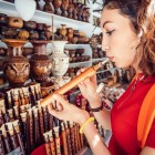 Instrumente muzicale artizanale la piața Vernissage din Erevan, cu fluiere din lemn și obiecte tradiționale ce reflectă cultura și tradițiile Armeniei.
