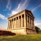 Templul Garni din Armenia, capodoperă greco-romană între munți și cer senin: unul dintre cele mai iconice și spectaculoase situri istorice din Caucaz.