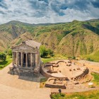 Vedere aeriană a Templului Garni din Armenia, clădire în stil grecesc pe marginea unei chei pitorești: atracție majoră între istorie, natură și peisaje caucaziene.
