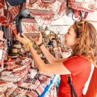 Piața Vernissage din Erevan cu genți și suveniruri artizanale, culori vii și tradiții locale, unul dintre cele mai autentice și reprezentative locuri ale orașului.