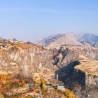 Vedere panoramică asupra defileului Garni din Armenia, cu sate pe stânci și munți spectaculoși: peisaje autentice și natură sălbatică în inima Caucazului.