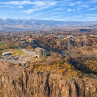 Vedere aeriană a Templului Garni din Armenia, situat pe marginea defileului Azat, înconjurat de munți și sate: unul dintre cele mai iconice și pitorești situri istorice din Caucaz.