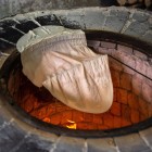 Lavash este o pâine subțire și parfumată armenească, preparată prin tehnici tradiționale și coaptă în cuptoare subterane tonir, cu gust autentic și unic.