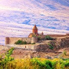Mănăstirea Khor Virap, important loc de pelerinaj legat de Sfântul Grigorie Luminătorul, oferă o priveliște unică și spectaculoasă asupra Muntelui Ararat.