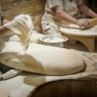 Prepararea lavashului în Armenia este un ritual străvechi: aluatul este întins manual, aplicat în cuptorul subteran tonir și copt în câteva minute, devenind parfumat și auriu.