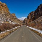 Drum panoramic prin canionul râului Gnishik și munții Karkatar în Vayots Dzor, între stânci impunătoare, peisaje sălbatice și natură neatinsă.