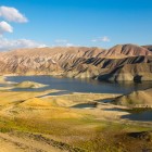 Peisaj sugestiv al bazinului Azat din regiunea Ararat din Armenia, cu dealuri colorate, oglinzi de apă și munți modelați de vânt