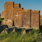 Cimitirul medieval Noratus, situat lângă Lacul Sevan, este cel mai mare sit de khachkar, stele comemorative sculptate specifice artei armene, în centrul Armeniei.