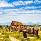 Cimitirul medieval Noraduz din Armenia este cel mai mare sit de khachkar, bogat în stele de piatră sculptate, situat lângă Gavar, aproape de Lacul Sevan.