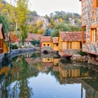 Dilijan, „Elveția Armeniei”: case pitorești din lemn și piatră pe malul râului, înconjurată de păduri și munți, una dintre cele mai frumoase destinații din Armenia.