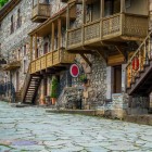 Centrul istoric Dilijan, Armenia: stradă pietonală cu case medievale din piatră și balcoane din lemn, plină de tradiție, artizanat și farmec autentic.