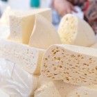 Brânzeturi tradiționale armene: produse lactate artizanale cu gust autentic, textură moale și arome delicate, simbol al tradiției culinare locale.
